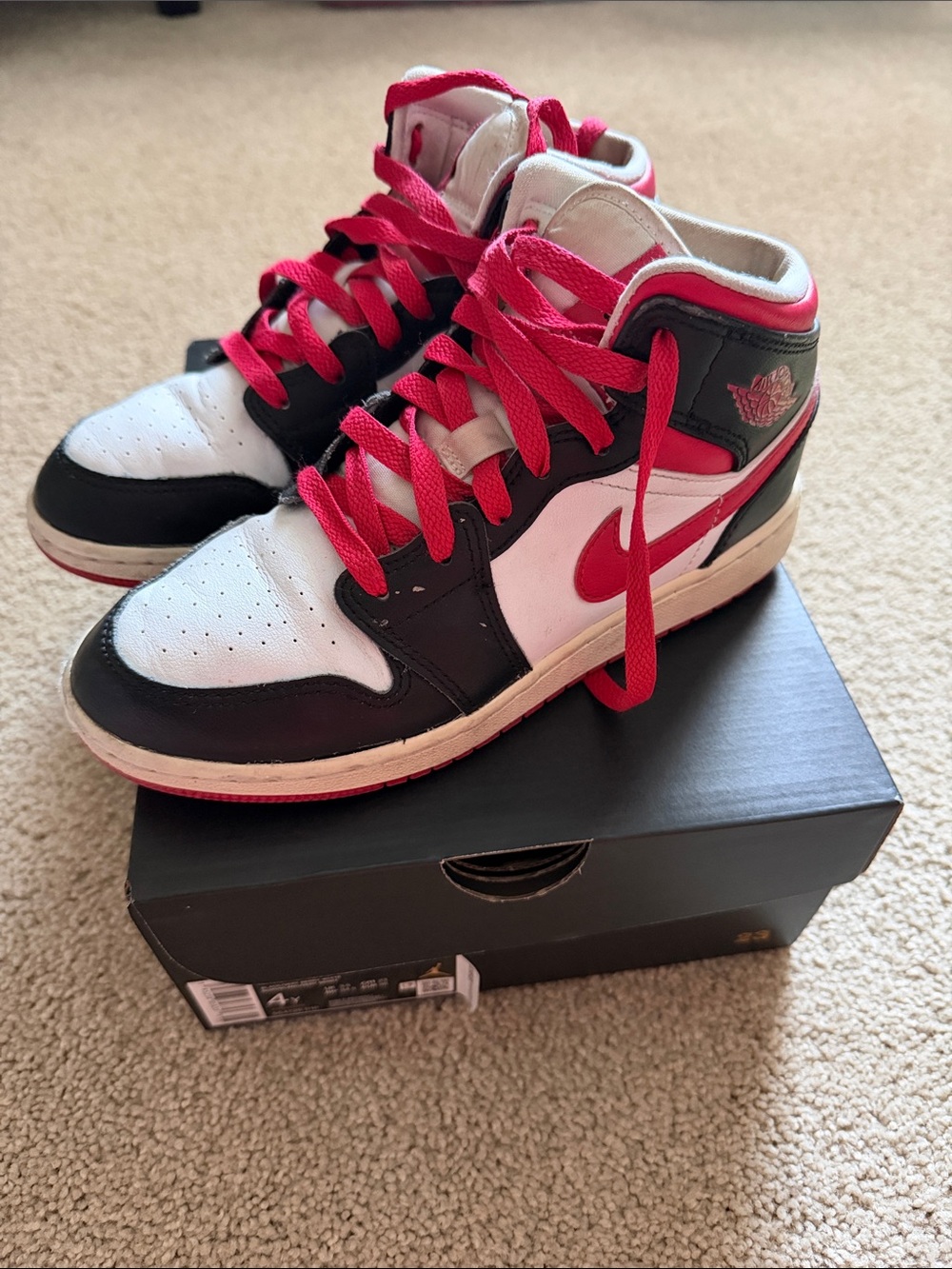Air Jordan 1 Mid Kids Sneakers in Black, Very Berry-white Size 4